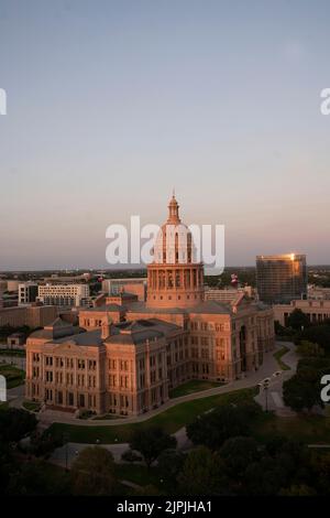 Austin Texas USA, August 2 2022: Ein warmer Sonnenuntergang im August fällt auf dem Texas Capitol in der Innenstadt von Austin herab, während der Staat noch einige Wochen ohne nennenswerte Niederschläge vergeht. ©Bob Daemmrich Stockfoto