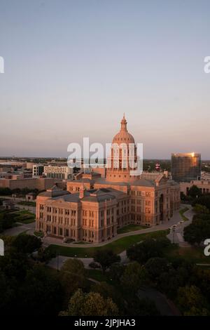 Austin Texas USA, August 2 2022: Ein warmer Sonnenuntergang im August fällt auf dem Texas Capitol in der Innenstadt von Austin herab, während der Staat noch einige Wochen ohne nennenswerte Niederschläge vergeht. ©Bob Daemmrich Stockfoto