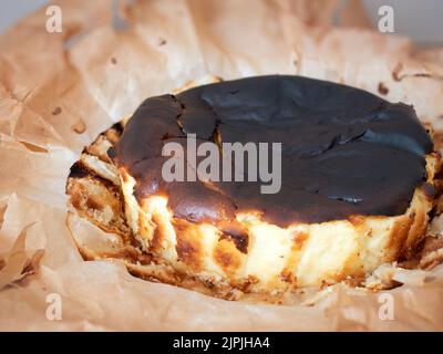 Baskischer Käsekuchen, cremig in der Mitte und außen karamellisiert. Reiche, dunkle Außenfläche des spanischen Kuchens Stockfoto