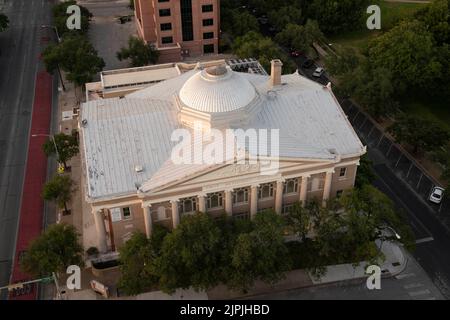 Austin Texas USA, August 2 2022: Die Sonne geht Anfang August auf dem Dach der First United Methodist Church in der Innenstadt von Austin neben dem Texas Capitol unter. ©Bob Daemmrich Stockfoto