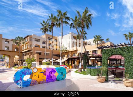 Cabo San Lucas, Los Cabos, Mexiko, 2. Oktober 2021: Los Cabos farbenfrohe Briefe im Yachthafen von Cabo San Lucas Ausgangspunkt für Kreuzfahrten, Marlin-Angeln und Lancha-Boote zum Arch El Arco und zu den Stränden Stockfoto