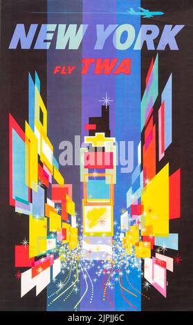 Um 1956: Vintage Werbeplakat. David Kleins New York Fly TWA 1956. Abstrakt, aber unbestreitbar ein Blick auf den Times Square, vermittelt Klein die Werbetafeln, Lichter, Verkehr und Energie in einem Kaleidoskop von lebendigen Farbtönen. Die elektrischen Day-Glo-Farben strahlen die visuelle Pracht der Stadt aus. Dies ist der seltenere, erste Druck des Posters, der eine detaillierte Abbildung einer TWA-Konstellation enthält. Spätere Versionen zeigen die Silhouette eines Düsenflugzeugs. Ein Jahr nach der Ausstellung wurde eine Kopie dieses Plakates vom Museum of Modern Art für ihre ständige Sammlung erworben. David Klein war ein amerikanischer Künstler Stockfoto