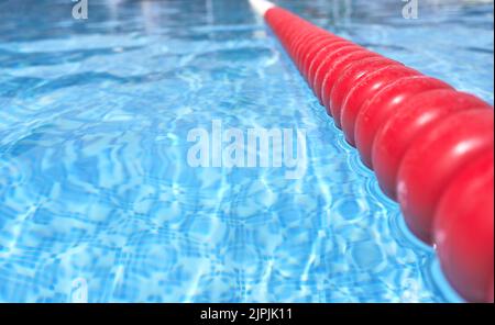Detail eines Leuchtfeuers oder einer Boje, die eine Fahrspur in einem Schwimmbad trennt Stockfoto