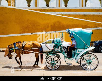 Pferdekutsche wartet auf Touristen in der magischen Stadt Izamal in Yucatan Stockfoto