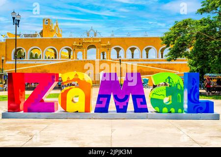 Schild am Hauptplatz der gelben Stadt Izamal in Yucatan, Mexiko Stockfoto