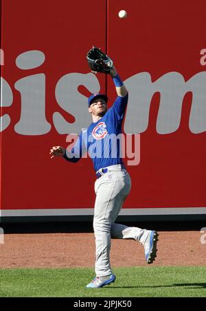 Baltimore, USA. 18. August 2022. BALTIMORE, MD - 18. AUGUST: Der linke Feldspieler der Chicago Cubs Ian Happ (8) dreht sich um ein Spiel während eines MLB-Spiels zwischen den Baltimore Orioles und den Chicago Cubs am 18. August 2022 im Orioles Park in Camden Yards in Baltimore, Maryland. (Foto von Tony Quinn/SipaUSA) Quelle: SIPA USA/Alamy Live News Stockfoto