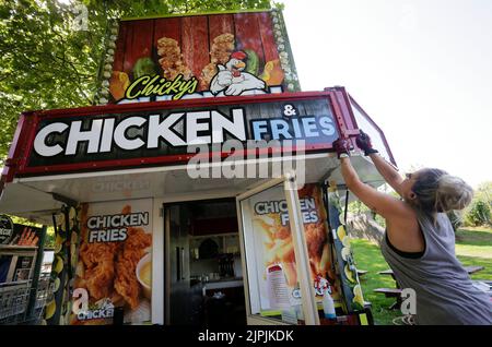 Vancouver, Kanada. 18. August 2022. Ein Arbeiter stellt am 18. August 2022 einen Food Truck für die Pacific National Exhibition Fair in Vancouver, British Columbia, Kanada, auf. Die Pacific National Exhibition (PNE) Fair findet vom 20. August bis 5. September statt. Quelle: Liang Sen/Xinhua/Alamy Live News Stockfoto
