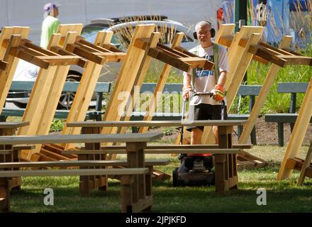 Vancouver, Kanada. 18. August 2022. Ein Arbeiter mäht das Gras für die bevorstehende Pacific National Exhibition Fair in Vancouver, British Columbia, Kanada, am 18. August 2022. Die Pacific National Exhibition (PNE) Fair findet vom 20. August bis 5. September statt. Quelle: Liang Sen/Xinhua/Alamy Live News Stockfoto