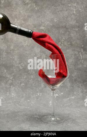 Gießen, Weinglas, Rotwein, Glaswaren, Rotweine Stockfoto