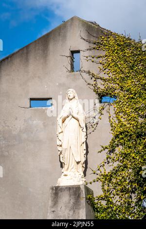 Marienstatue an der alten Kirchenfassade, katholische Kirche Saint Marys, Otaki, Kapiti District, Nordinsel, Neuseeland Stockfoto