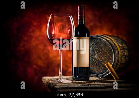 Weinglas, Weinflasche, Rotwein, Glasware, Weinflaschen, Rotweine Stockfoto