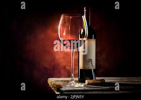 Rotwein, Rotweinglas, Rotweinflasche, Rotweine, Rotweinflaschen Stockfoto