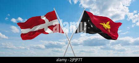 Zwei gekreuzte Flaggen Papua-Neuguinea und Dänemark winken im Wind bei bewölktem Himmel. Konzept der Beziehung, des Dialogs, des Reisens zwischen zwei Ländern. 3D Abb. Stockfoto
