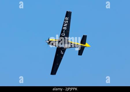 Eastbourne, East Sussex, Großbritannien. Mit dem Slingsby T67M-160 MKII Firefly auf der jährlichen Eastbourne Airshow vom Strand in Eastboune aus gesehen. 18.. August 2022. Kredit: David Smith/Alamy Live Nachrichten Stockfoto