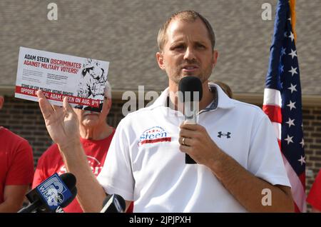 Burlington, Wisconsin, USA. 18. August 2022. ADAM STEEN gibt am Donnerstag, dem 18. August 2022 in Burlington, Wisconsin, bekannt, dass er bei den Parlamentswahlen im November als Kandidat für die Aufnahme in den Nationalrat Robin Vos (R-Rochester), dem Sprecher der Versammlung, kandidieren wird. Sein Wahlkampfmotto ist 'Toss Vos'. Er zeigt Vos-Wahlkampfliteratur, von der er sagte, dass sie Lügen über ihn verbreitet. Vos, der normalerweise zum Wahlsieg übergeht, schlug die von Trump unterstützte STEEN in der Vorwahlen vom 9. August mit nur 260 Stimmen. Vos hat im vergangenen Jahr Michael Gableman, den ehemaligen Obersten Gerichtshof des Bundesstaates, mit der Untersuchung der Wählerschaft von 2020 beauftragt Stockfoto