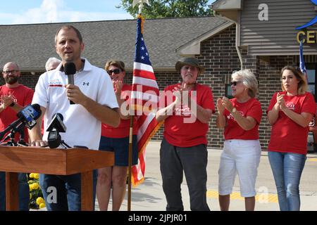 Burlington, Wisconsin, USA. 18. August 2022. ADAM STEEN gibt am Donnerstag, dem 18. August 2022 in Burlington, Wisconsin, bekannt, dass er bei den Parlamentswahlen im November als Kandidat für die Aufnahme in den Nationalrat Robin Vos (R-Rochester), dem Sprecher der Versammlung, kandidieren wird. Sein Wahlkampfmotto lautet „Toss Vos“. Vos, der normalerweise bei Wahlen zum Sieg davonkommt, schlug die von Trump unterstützte STEEN in der Vorwahlen vom 9. August mit nur 260 Stimmen. Vos ernannte im vergangenen Jahr den ehemaligen Obersten Gerichtshof des Bundesstaates Michael Gableman zur Untersuchung der Wahlen 2020, sagte jedoch, dass die Zertifizierung rechtlich nicht abgestellt werden könne. Trump schaltete sich dann ein Stockfoto