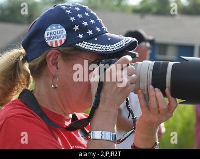 Burlington, Wisconsin, USA. 18. August 2022. ADAM STEEN gibt am Donnerstag, dem 18. August 2022 in Burlington, Wisconsin, bekannt, dass er bei den Parlamentswahlen im November als Kandidat für die Aufnahme in den Nationalrat Robin Vos (R-Rochester), dem Sprecher der Versammlung, kandidieren wird. Sein Wahlkampfmotto lautet „Toss Vos“. Vos, der normalerweise bei Wahlen zum Sieg davonkommt, schlug die von Trump unterstützte STEEN in der Vorwahlen vom 9. August mit nur 260 Stimmen. Vos ernannte im vergangenen Jahr den ehemaligen Obersten Gerichtshof des Bundesstaates Michael Gableman zur Untersuchung der Wahlen 2020, sagte jedoch, dass die Zertifizierung rechtlich nicht abgestellt werden könne. Trump schaltete sich dann ein Stockfoto