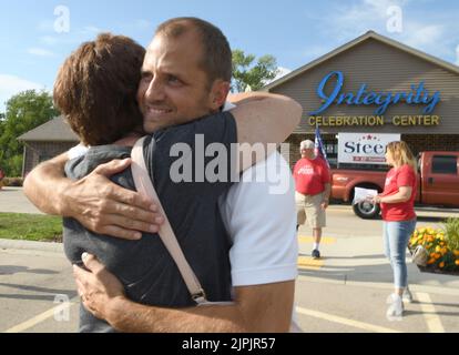 Burlington, Wisconsin, USA. 18. August 2022. ADAM STEEN gibt am Donnerstag, dem 18. August 2022 in Burlington, Wisconsin, bekannt, dass er bei den Parlamentswahlen im November als Kandidat für die Aufnahme in den Nationalrat Robin Vos (R-Rochester), dem Sprecher der Versammlung, kandidieren wird. Sein Wahlkampfmotto lautet „Toss Vos“. Vos, der normalerweise bei Wahlen zum Sieg davonkommt, schlug die von Trump unterstützte STEEN in der Vorwahlen vom 9. August mit nur 260 Stimmen. Vos ernannte im vergangenen Jahr den ehemaligen Obersten Gerichtshof des Bundesstaates Michael Gableman zur Untersuchung der Wahlen 2020, sagte jedoch, dass die Zertifizierung rechtlich nicht abgestellt werden könne. Trump schaltete sich dann ein Stockfoto