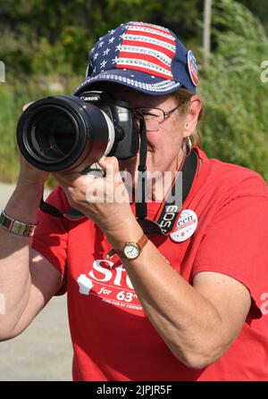 Burlington, Wisconsin, USA. 18. August 2022. ADAM STEEN gibt am Donnerstag, dem 18. August 2022 in Burlington, Wisconsin, bekannt, dass er bei den Parlamentswahlen im November als Kandidat für die Aufnahme in den Nationalrat Robin Vos (R-Rochester), dem Sprecher der Versammlung, kandidieren wird. Sein Wahlkampfmotto lautet „Toss Vos“. Vos, der normalerweise bei Wahlen zum Sieg davonkommt, schlug die von Trump unterstützte STEEN in der Vorwahlen vom 9. August mit nur 260 Stimmen. Vos ernannte im vergangenen Jahr den ehemaligen Obersten Gerichtshof des Bundesstaates Michael Gableman zur Untersuchung der Wahlen 2020, sagte jedoch, dass die Zertifizierung rechtlich nicht abgestellt werden könne. Trump schaltete sich dann ein Stockfoto