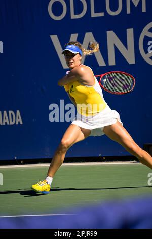 West Vancouver, Kanada. 16. August 2022. West Vancouver, British Columbia, Kanada, 16. 2022. August Eugenie Bouchard (Kanada) trifft eine Rückhand beim ersten Tennisturnier von Odlum Brown VanOpen am 16. August 2022 im Hollyburn Country Club in West Vancouver, BC, Kanada. (Amy Elle/SPP) Quelle: SPP Sport Press Photo. /Alamy Live News Stockfoto