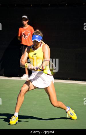 West Vancouver, Kanada. 16. August 2022. West Vancouver, British Columbia, Kanada, 16. 2022. August Eugenie Bouchard (Kanada) trifft eine Rückhand beim ersten Tennisturnier von Odlum Brown VanOpen am 16. August 2022 im Hollyburn Country Club in West Vancouver, BC, Kanada. (Amy Elle/SPP) Quelle: SPP Sport Press Photo. /Alamy Live News Stockfoto