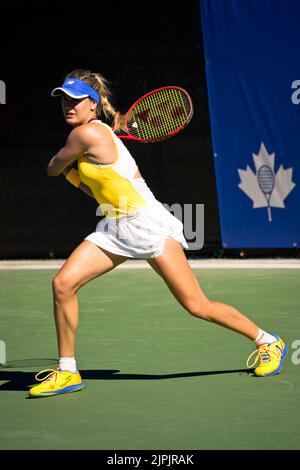 West Vancouver, Kanada. 16. August 2022. West Vancouver, British Columbia, Kanada, 16. 2022. August Eugenie Bouchard (Kanada) trifft eine Rückhand beim ersten Tennisturnier von Odlum Brown VanOpen am 16. August 2022 im Hollyburn Country Club in West Vancouver, BC, Kanada. (Amy Elle/SPP) Quelle: SPP Sport Press Photo. /Alamy Live News Stockfoto