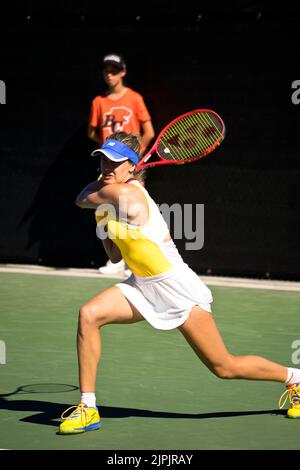 West Vancouver, Kanada. 16. August 2022. West Vancouver, British Columbia, Kanada, 16. 2022. August Eugenie Bouchard (Kanada) trifft eine Rückhand beim ersten Tennisturnier von Odlum Brown VanOpen am 16. August 2022 im Hollyburn Country Club in West Vancouver, BC, Kanada. (Amy Elle/SPP) Quelle: SPP Sport Press Photo. /Alamy Live News Stockfoto