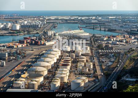 Barcelona Spanien August 2022: Containerschiff wird im Terminal-Frachthafen, in der internationalen Schifffahrt und im globalen Handel in Cataloni be- und entladen Stockfoto