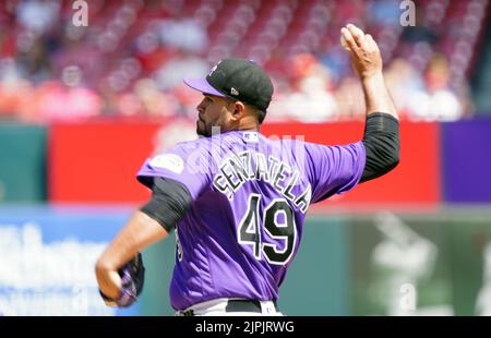 St. Louis, Usa. 18. August 2022. Der Pitcher der Colorado Rockies Antonio Senzatela liefert am Donnerstag, den 18. August 2022, im ersten Inning im Busch Stadium in St. Louis einen Pitch an die St. Louis Cardinals aus. Foto von Bill Greenblatt/UPI Credit: UPI/Alamy Live News Stockfoto