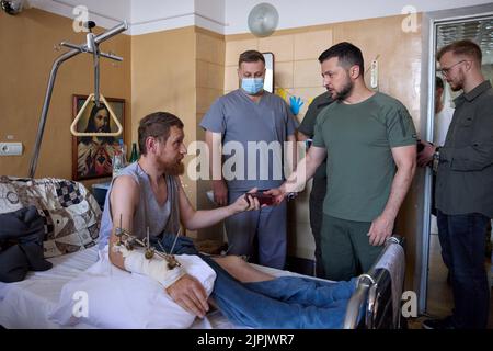 Der ukrainische Präsident Wolodymyr Zelenskyy besucht am Donnerstag, den 18. August 2022, die während des russisch-ukrainischen Krieges verletzten Soldaten im Krankenhaus der Nationalen Bodentruppen-Akademie Hetman Petro Sahaidachnyi in Lwiw, Ukraine. Der türkische Präsident Recep Tayyip Erdogan und UN-Chef Antonio Guterres kamen in der westlichen Stadt Lviv zusammen. Die beiden waren wichtige Vermittler eines Abkommens mit Moskau und Kiew im vergangenen Monat, das die Wiederaufnahme der Getreideexporte aus der Ukraine ermöglichte, nachdem die russische Invasion wichtige globale Lieferungen blockiert hatte. Foto des ukrainischen Präsidenten Press Office /UPI Stockfoto