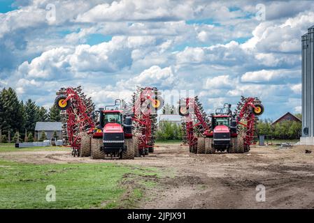 Wymark, SK, Kanada - 28. Mai 2022: Case-Luftbohrmaschinen für die Aussaat, Düngung und den Anbau von Pflanzen in den Prärien von Saskatchewan Stockfoto
