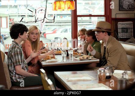 ZACH MILLS, Elle Fanning, RILEY GRIFFITHS, Ryan Lee, JOEL COURTNEY, GABRIEL BASSO, SUPER 8, 2011 Stockfoto