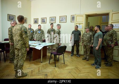 Lviv, Ukraine. 18. August 2022. Der ukrainische Präsident Zelenskyy (2R) besucht am 18. August 2022 die Nationale Akademie der Bodentruppen von Hetman Petro Sahaidachnyi in Lviv, Ukraine. Der türkische Präsident Recep Tayyip Erdogan und UN-Chef Antonio Guterres kamen in der westlichen Stadt Lviv zusammen. Die beiden waren wichtige Vermittler eines Abkommens mit Moskau und Kiew im vergangenen Monat, das die Wiederaufnahme der Getreideexporte aus der Ukraine ermöglichte, nachdem die russische Invasion wichtige globale Lieferungen blockiert hatte. Foto von Ukrainian President Press Office /UPI Credit: UPI/Alamy Live News Stockfoto