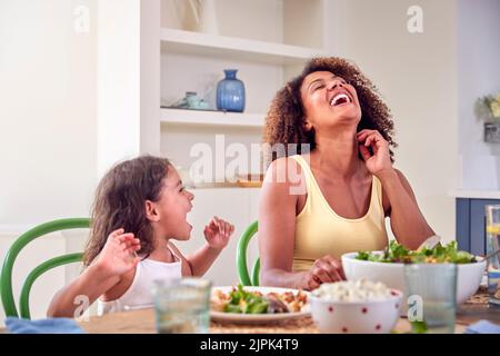 Mutter, lachend, essen, zu Hause, lustig, Tochter, Mittagessen, Mama, Mütter, Mama, Lachen, lächeln, essen, Zuhause, Spaß, Töchter, Mittagspause Stockfoto