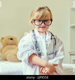 Wenn ich groß bin, möchte ich Arzt werden. Portrait eines entzückenden kleinen Mädchens, das als Arzt verkleidet ist. Stockfoto