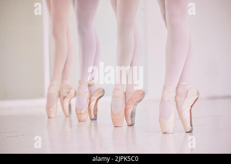 Viele Ballettfüße, Beine oder Zehenspitzen eleganter Tänzer, die in einem Tanzstudio tanzen und üben. Nahaufnahme von Ballerinas oder Darsteller oder Team Vorbereitung oder Stockfoto