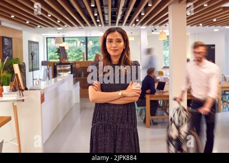 Verschwommene Bewegung, Frau, Café, Arme gekreuzt, verschwommen, Verwackelt, verschwommene Bewegungen, verschwommen, weiblich, Damen, lady, Frauen, Cafés, Arme Querschränken, Arme gefaltet, Stockfoto