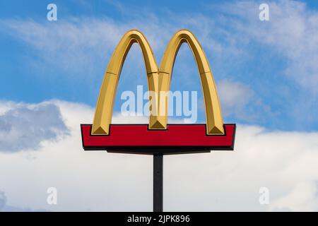 Bloomsburg, Usa. 18. August 2022. Das McDonald's-Logo ist über dem Restaurant in Bloomsburg zu sehen. Kredit: SOPA Images Limited/Alamy Live Nachrichten Stockfoto