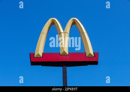 Bloomsburg, Usa. 18. August 2022. Das McDonald's-Logo ist über dem Restaurant in Bloomsburg zu sehen. Kredit: SOPA Images Limited/Alamy Live Nachrichten Stockfoto