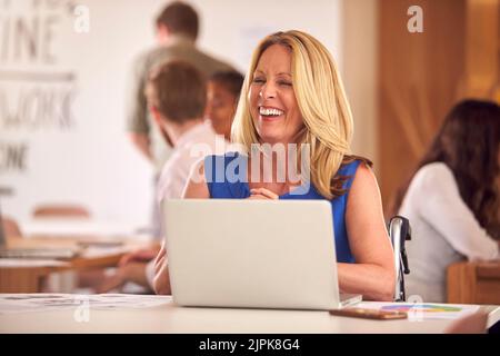 Lachend, Office, working, employees, mensch mit behinderung, behinderte Person, lachen, lächeln, Büros, Mitarbeiter Stockfoto
