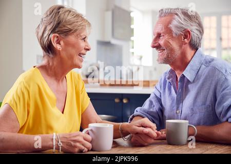 Glücklich, Küche, einander anschauend, älteres Paar, happies, Küchen, ältere Paare Stockfoto