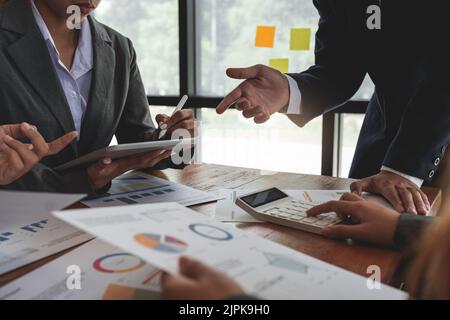 Kollaborativer Prozess des Geschäftsteams während eines Brainstorming-Meetings im Büro Stockfoto