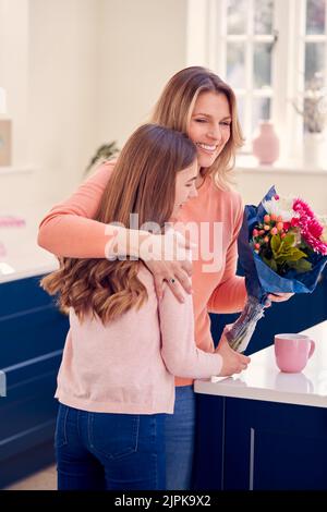 Umarmen, Liebe, Überraschung, Blumenstrauß, Muttertag, Tochter, kuscheln, umarmen, umarmen, liebt, Überraschungen, Blumensträuße, Muttertage, Töchter Stockfoto
