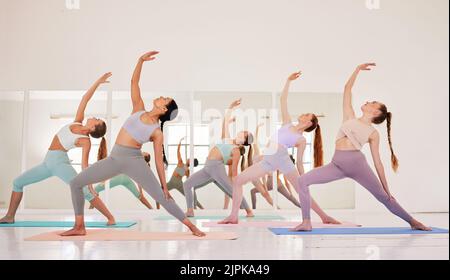 Yoga-Kurs oder Club von Frauen nur trainieren und Stretching während ihrer morgendlichen Training oder Übung. Gruppe von ruhigen, fit und aktiven Frauen Training Stockfoto