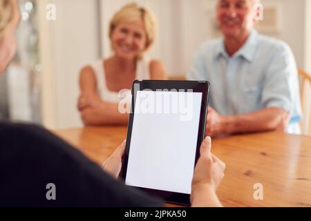 Display, Beratung, älteres Paar, Tablet-pc, Displays, Ratschläge, ältere Paare, ipad, Tablet-pc Stockfoto