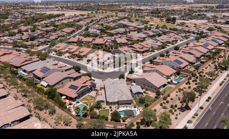 Am Nachmittag Luftaufnahme der Einfamilienwohnungsviertel in der Nähe der Innenstadt von Goodyear, Arizona, USA. Stockfoto