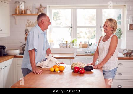 Lächelnd, glücklich, Lebensmittel, Küche, älteres Paar, Lächeln, Glück, Lebensmittelgeschäft, Küchen, ältere Paare Stockfoto
