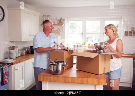 Küche, bewegend, packen, moving box, älteres Paar, Küchen, Bewegung, Umzugskartons, Umzugskarton, Verpackungskoffer, Ältere Paare Stockfoto