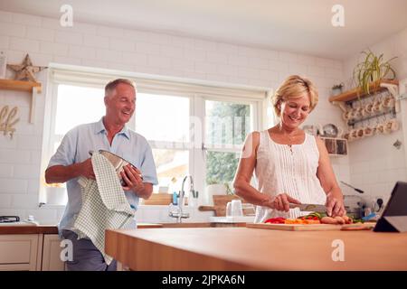 Kochen, gemeinsam, älteres Paar, zum Kochen, Beisammensein, Ältere Paare Stockfoto