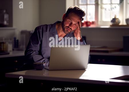Zu Hause, müde, gestresst, arbeiten, Überstunden, Bildschirmlicht, Heime, Tirts, Stresseeds, Overtimes Stockfoto
